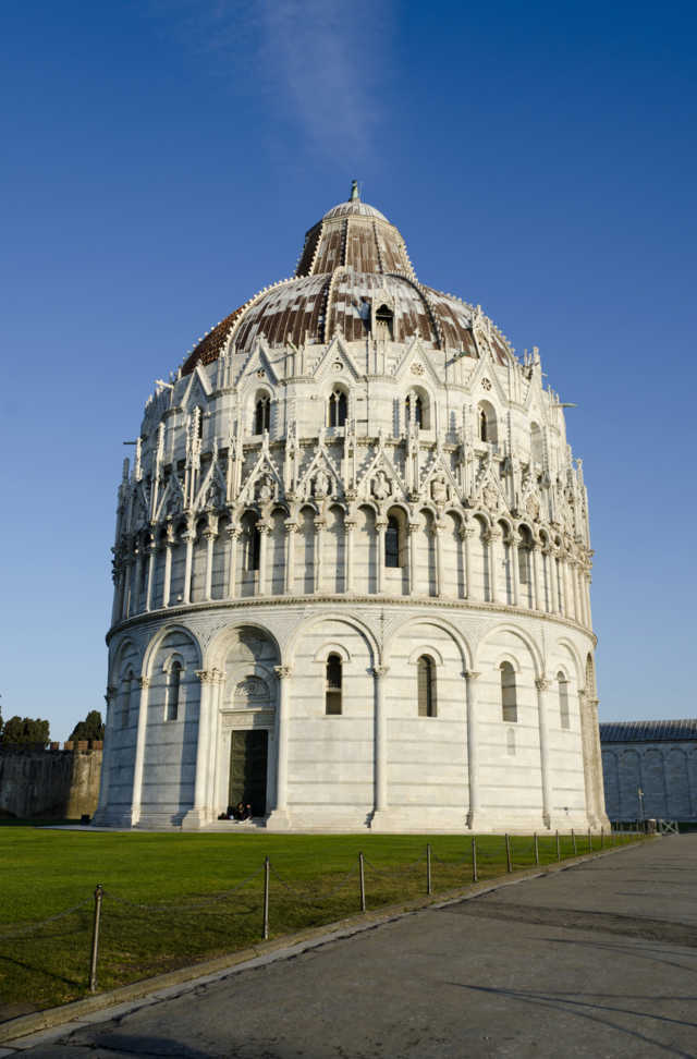 Italia 11 - Pisa - plaza del Milagro - Baptisterio.jpg